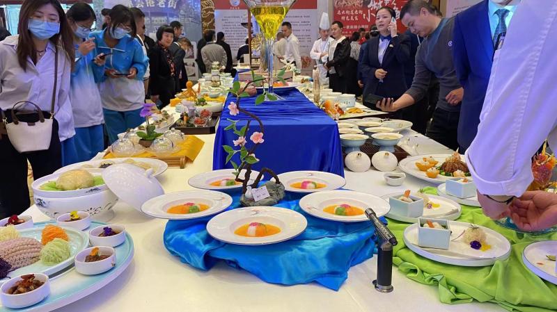 我系師生觀摩、學(xué)習(xí)現(xiàn)場美食作品.jpg